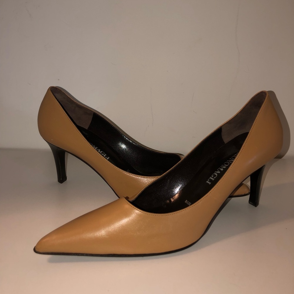 NWT Bruno Magli nude heels